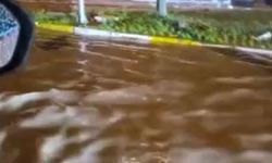 Diyarbakır'da fırtına çatılar uçurdu, yollar göle döndü