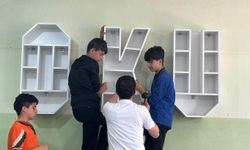 Diyarbakır'da meslek lisesi öğrencileri kardeş okullara kitaplıklar tasarladı