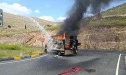 Diyarbakır'da ev eşyası taşıyan kamyonet alev aldı
