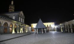 Diyarbakır'da sağanak sonrası Ulu Cami'nin avlusu suyla doldu