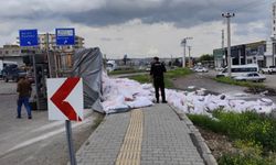 Diyarbakır'da un yüklü tır devrildi: 4 yaralı