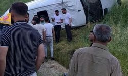 Diyarbakır'da yolcu minibüsü takla attı: 15 yaralı
