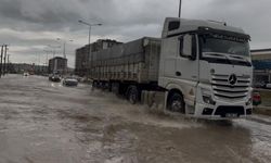 Diyarbakır'ı sağanak vurdu, yollar göle döndü
