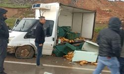 Kamyonetin lastiği patladı, Ekmekler yola savruldu