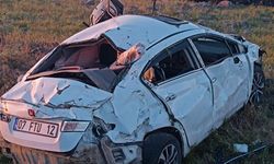 Takla atan otomobilde 2'si bebek 5 kişi yaralandı