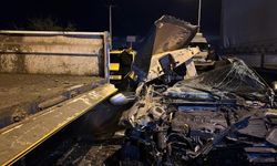 Kilis'te otomobil tıra çarptı: 2 yaralı