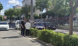 Kontrolden çıkan otomobil aydınlatma direğine çarptı