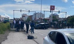 Kontrolden çıkan otomobil karşı şeride savruldu