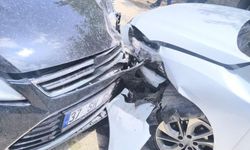 Mardin'de iki otomobil çarpıştı: 2 yaralı