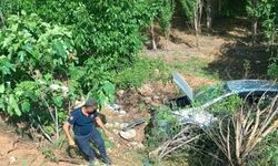 Mardin'de otomobil şarampole devrildi: 2 yaralı