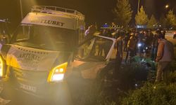 Minibüs ile otomobil çarpıştı: 8 yaralı