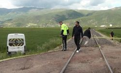 Tren öğrenci servisine çarptı: 13 yaralı