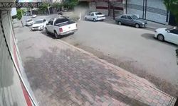 Şanlıurfa'da park halindeki araca çarptı, otomobil yan yattı