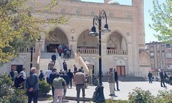 Sol örgütlerin işçi kutlamalarını Cuma namazına denk getirmesi tepki çekti