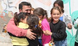Diyarbakır'da küçükken hep 'bekledi' şimdi çocuklara ücretsiz dağıtıyor