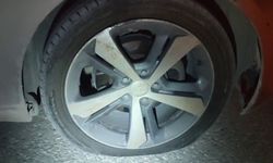 Çukura giren otomobilin lastikleri patladı