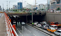 Diyarbakır'ın altyapısı sağanak yağış taşıyamadı: Yollar göle döndü