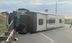 Yolcu otobüsü refüje çarpıp devrildi: 38 yaralı