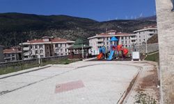 Depremde ağır hasar alan yıkılmayan okul tehlike saçıyor