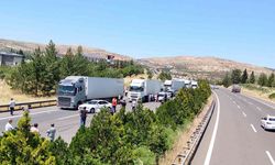Gaziantep'te muz yüklü tır devrildi: Sürücü yaralandı
