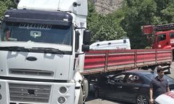 Virajı alamayan otomobil tırın altına girdi: 1 yaralı