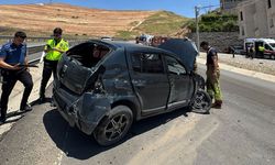 Cizre'de otomobil bariyerlere çarptı: 1 yaralı