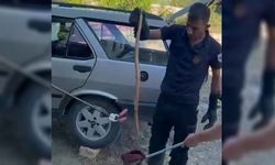 Park halindeki otomobile giren yılan paniğe neden oldu