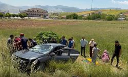 Kovancılar girişinde kontrolden çıkan otomobil tarlaya uçtu: 3 yaralı