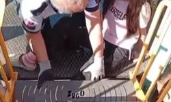 Ayağı parktaki oyun grubuna sıkışan çocuğu itfaiye kurtardı