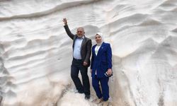 4 metreyi aşan karı görmek için Mereto'ya tırmanıyorlar