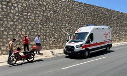 Kontrolden çıkan motosiklet devrildi: Bir yaralı