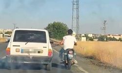 Motosiklet, otomobil kemerine tutunarak ilerledi