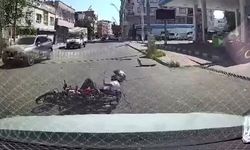 Motosikletin otomobile çarpma anı araç kamerasında