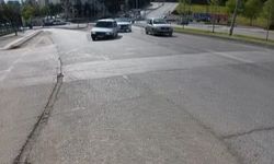 Seyir halindeki otomobilin lastiği yerinden çıktı