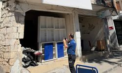 Tehlike saçan metruk bina vatandaşları korkutuyor