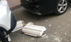 Apartmanın dış cephe kaplaması otomobilin üzerine düştü