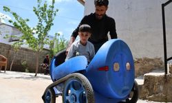 Diyarbakır'da engelli çocuğu için paletli, akülü araba yaptı