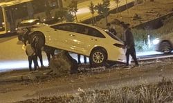 Batman'da otomobil direğe çarptıktan sonra asılı kaldı