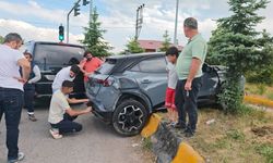Bitlis'te ambulans ile otomobil çarpıştı: 10 yaralı