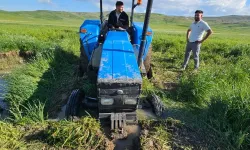 Bitlis'te gazetecinin zorlu yayla dönüşü: Çamura saplanan araç 5 saatte kurtarıldı