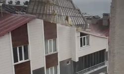 Bitlis'te gök gürültülü sağanak: Fırtına çatı uçurdu