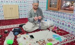 Camileri gezerek tespih ve Kur'an-ı Kerim tamiri yapıyor