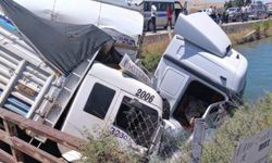Şanlıurfa'da tanker ve kamyon sulama kanalına düştü: 2 yaralı
