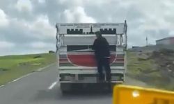 Kamyonete tutunarak kilometrelerce yol aldı
