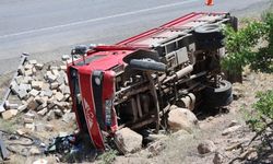 Elazığ'da parke taşı yüklü kamyonet devrildi: 1'i ağır 2 yaralı