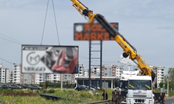 Diyarbakır’da mevzuata aykırı reklam panoları kaldırılıyor