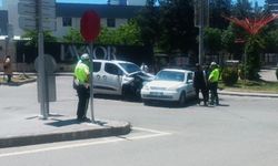 Hafif ticari araç ile otomobil çarpıştı: 3 yaralı
