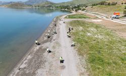 Hazar Gölü’nde 12 ton atık toplandı