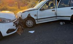 İki otomobil kafa kafaya çarpıştı: 12 yaralı
