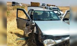 Diyarbakır'da traktörle otomobil çarpıştı: 3 yaralı